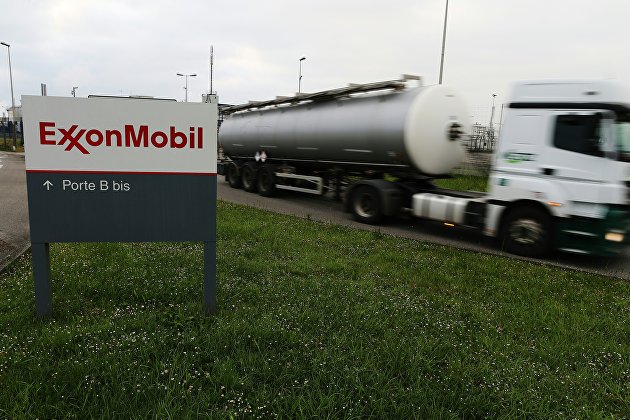 Автоцистерна выезжает с завода компании ExxonMobil