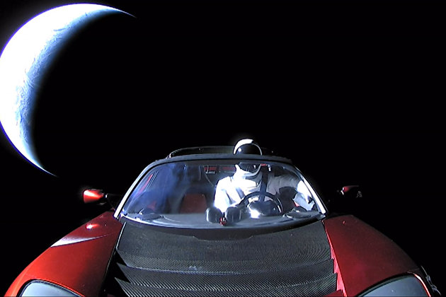 Кабриолет Tesla Roadster, выведенный на орбиту ракетой-носителем Falcon Heavy американской компании SpaceX